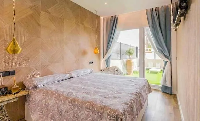 Apartamentos Lola Y Manuela En Primera Linea Playa Carihuela Con Excelente Terraza-Jardin De 80 M2 Frente Al Mar Con Aparcamiento Privado Ideal Para Descansar Oyendo Las Olas Del Mar Торремолинос 0*,