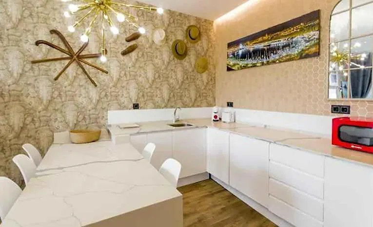Апартаменты Apartamentos Lola Y Manuela En Primera Linea Playa Carihuela Con Excelente Terraza-Jardin De 80 M2 Frente Al Mar Con Aparcamiento Privado Ideal Para Descansar Oyendo Las Olas Del Mar Торремолинос