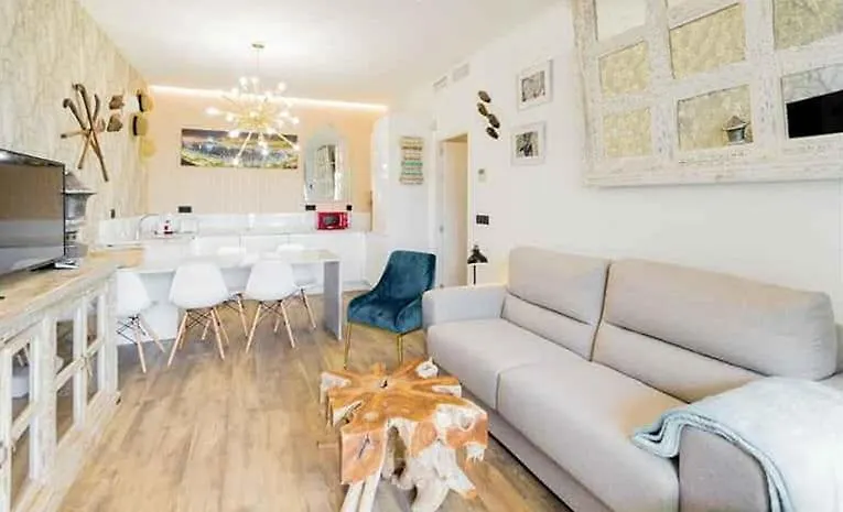 Apartamentos Lola Y Manuela En Primera Linea Playa Carihuela Con Excelente Terraza-Jardin De 80 M2 Frente Al Mar Con Aparcamiento Privado Ideal Para Descansar Oyendo Las Olas Del Mar Торремолинос Апартаменты