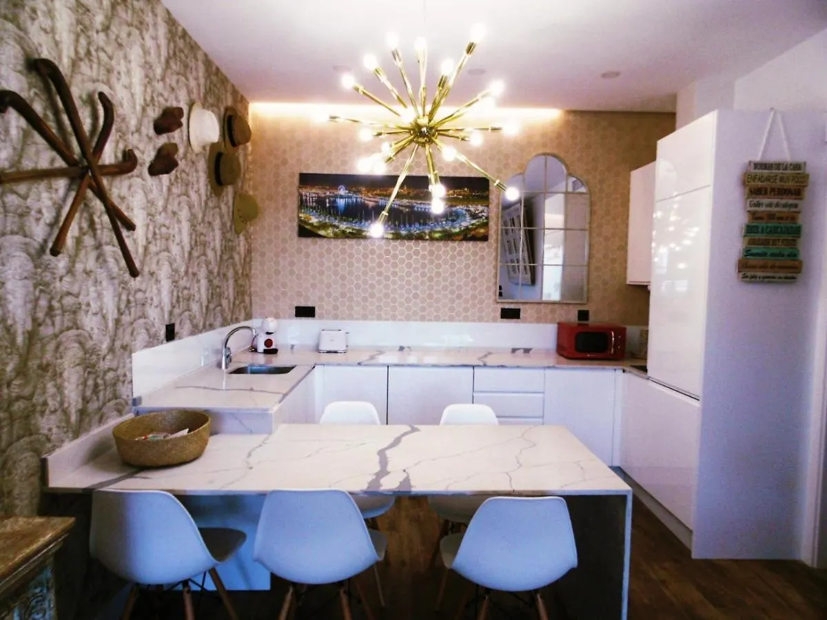 Apartamentos Lola Y Manuela En Primera Linea Playa Carihuela Con Excelente Terraza-Jardin De 80 M2 Frente Al Mar Con Aparcamiento Privado Ideal Para Descansar Oyendo Las Olas Del Mar Торремолинос 0*,
