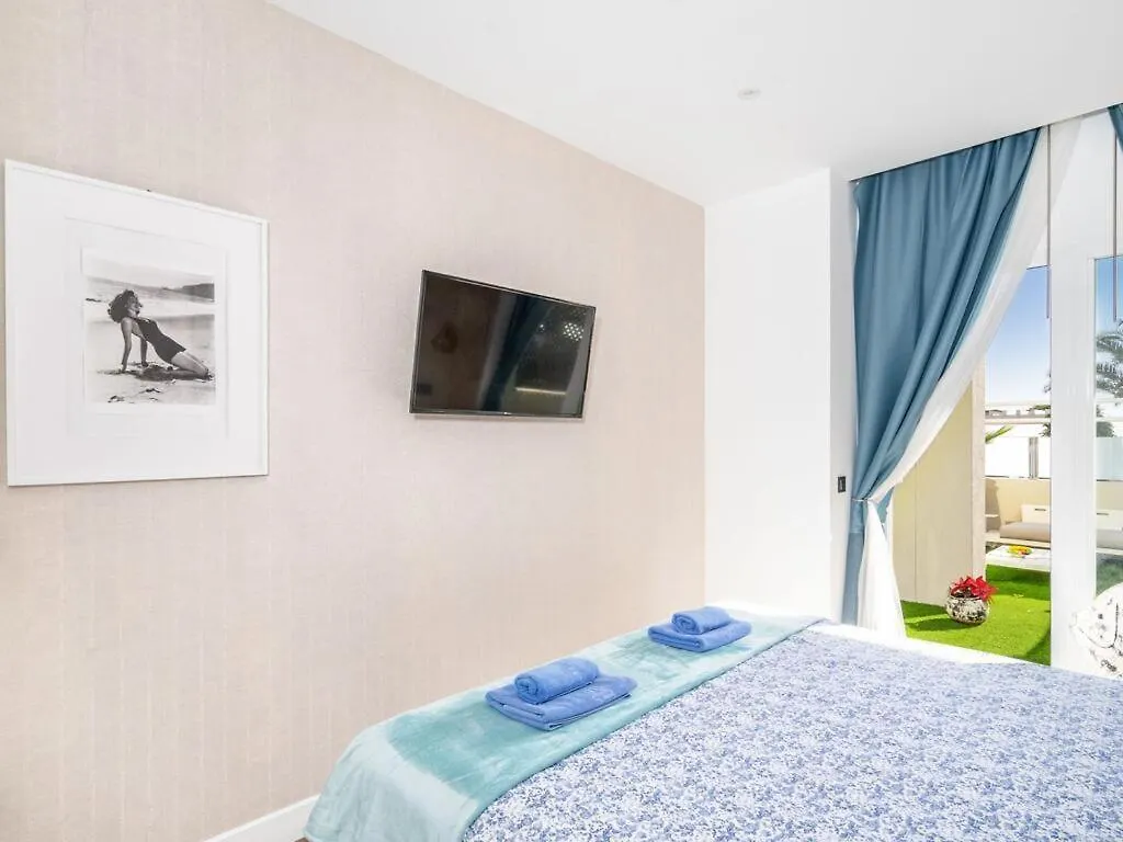 Apartamentos Lola Y Manuela En Primera Linea Playa Carihuela Con Excelente Terraza-Jardin De 80 M2 Frente Al Mar Con Aparcamiento Privado Ideal Para Descansar Oyendo Las Olas Del Mar Торремолинос Апартаменты